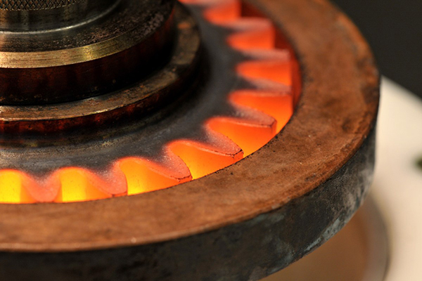 大直径冠齿轮加热数控淬火机床是怎样工作的？